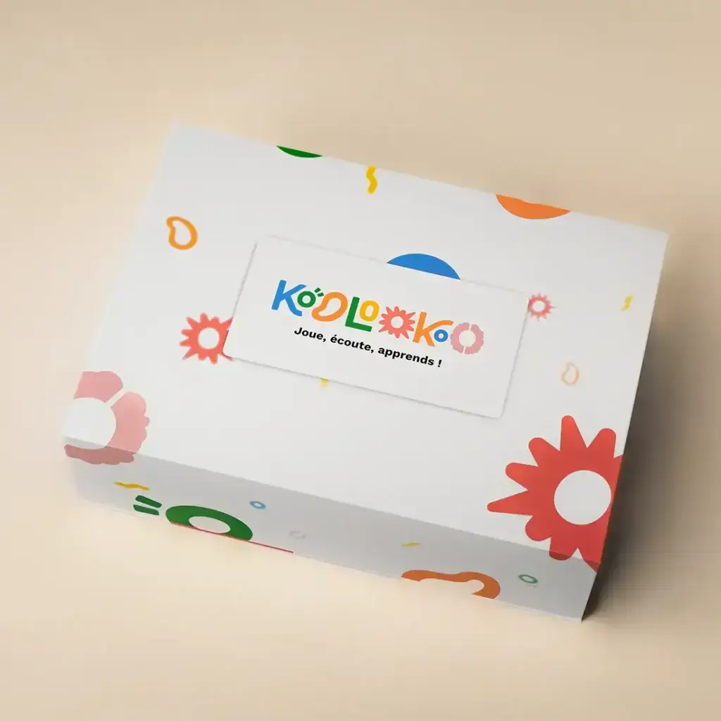 Boîte fermée du jeu éducatif Koolookoo avec le logo coloré Koolookoo sur le couvercle.