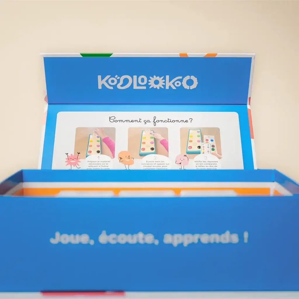 Boîte du jeu ouverte montrant le couvercle avec les instructions d’utilisation.