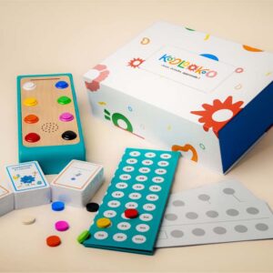 Photographie de l'ensemble Koolookoo, Boite station de jeu, cartes, jetons, planches de réponse et plateau de jeu.