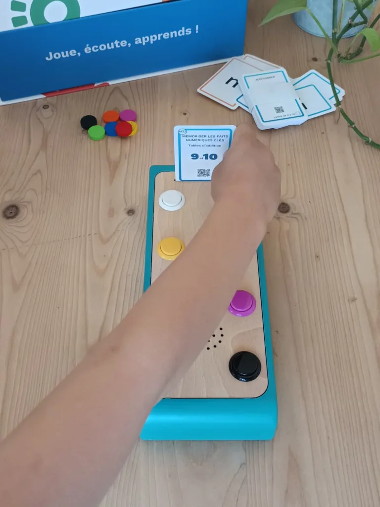 Etape 1 - insertion de la carte exercice dans la fente de la station de jeu koolookoo
