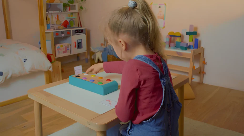 fille jouant avec un jeu pour dyslexique et station éducative Koolookoo